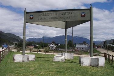 La acción judicial para quitar el letrero y monolito que homenajean a Augusto Pinochet en la Carretera Austral