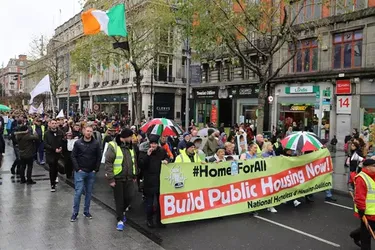 Miles de personas se manifiestan en Dublín por el alto coste de la vida