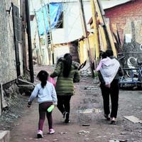 Más pobres y con menos educación: cómo ha cambiado el perfil de los inmigrantes en Chile