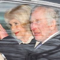 Carlos III reaparece tras el diagnóstico de cáncer y se reúne con el príncipe Harry
