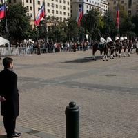 Guardia de Palacio y Presidente Boric rinden homenaje a carabineros asesinados en Cañete