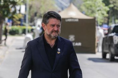 El 14 de octubre, el cuerpo de una adolescente de origen colombiano fue abandonado frente a un edificio a cuadras del Palacio de La Moneda. En la foto, el gobernador Claudio Orrego en el lugar esa jornada.