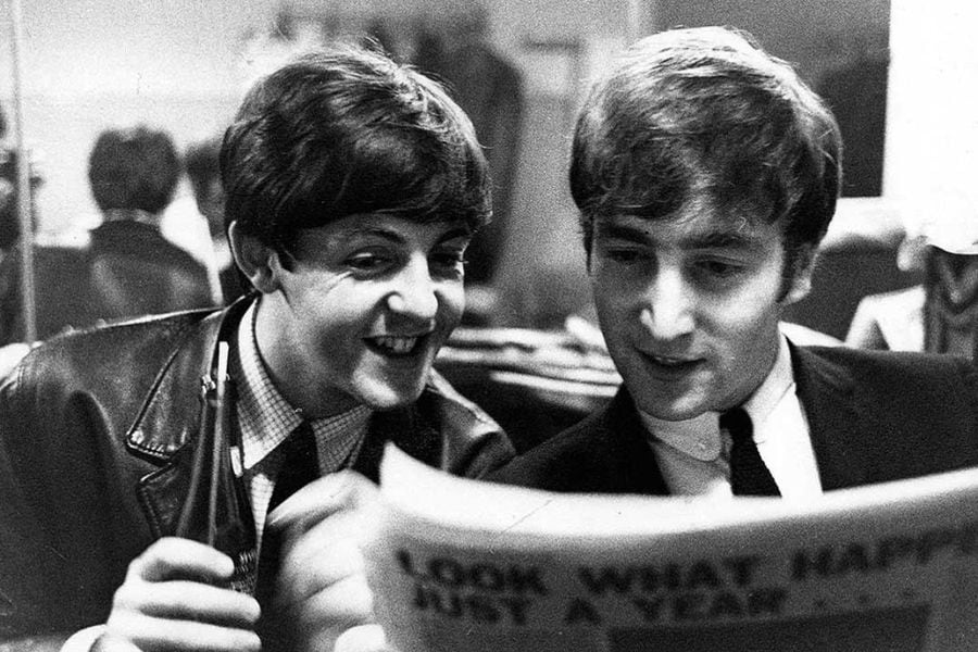 Paul McCartney y John Lennon leyendo el diario.