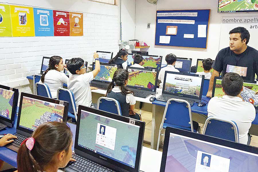 Alumnos de educación básica del Colegio Arturo Matte en clases de programación.