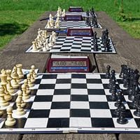 Aficionados desafían a campeones nacionales de ajedrez en juego simultáneo