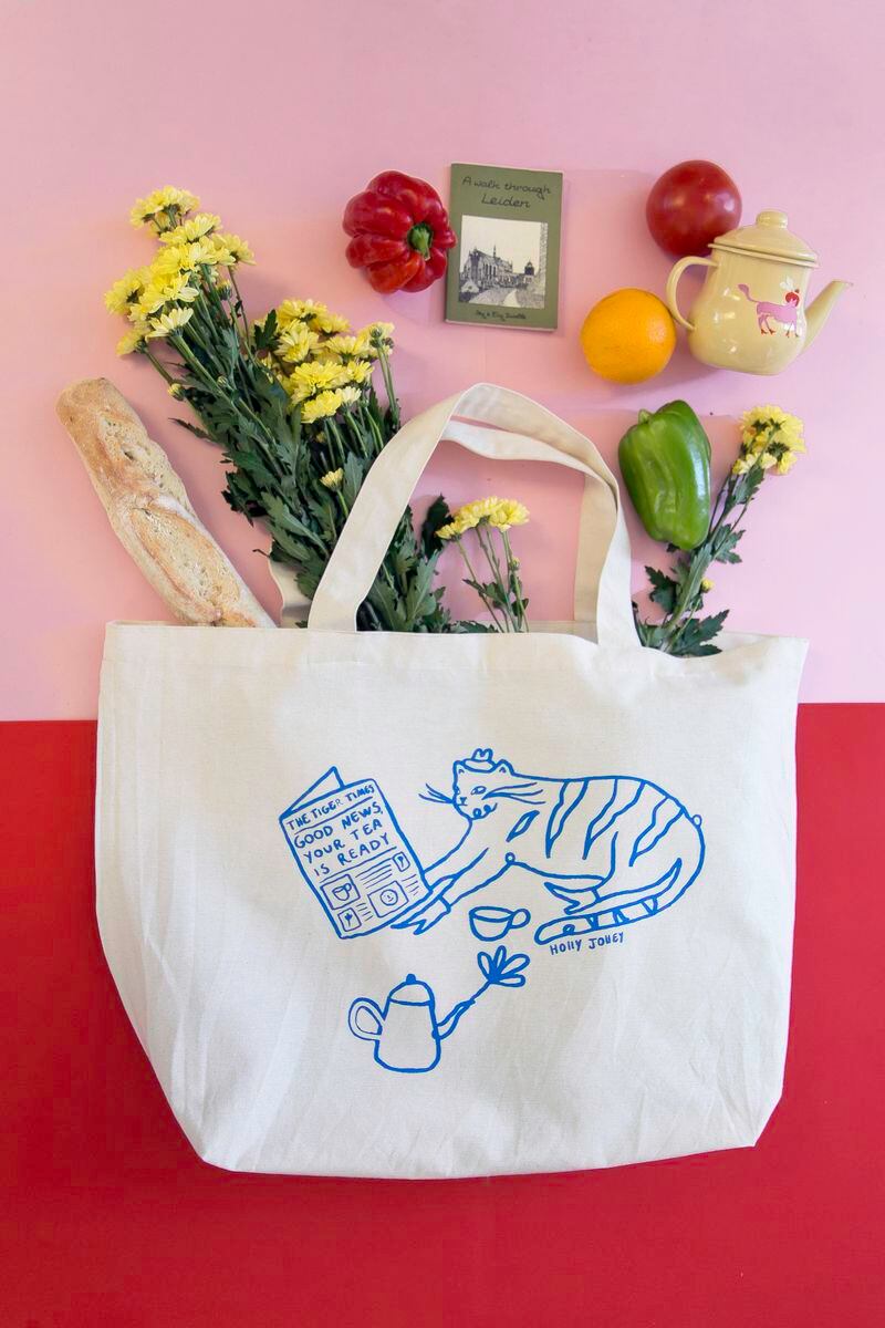 Möu Studio y la ilustradora Holly Jolley lanzan una línea de productos de edición limitada de bolsos para computador, tote bags y estuches roll  fabricados a mano e impresos en serigrafía, con ilustraciones inspiradas en motivos felinos de Jean Cocteau y el imaginario de la hora del té. @holly_jolley_ & @moustudio