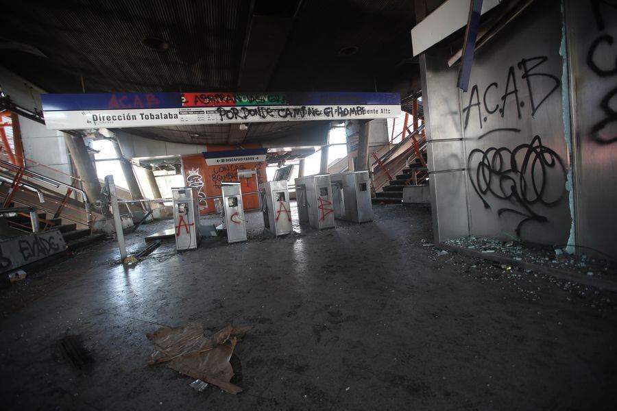 Incineración de un tren en la estación Elisa Correa del metro de Santiago