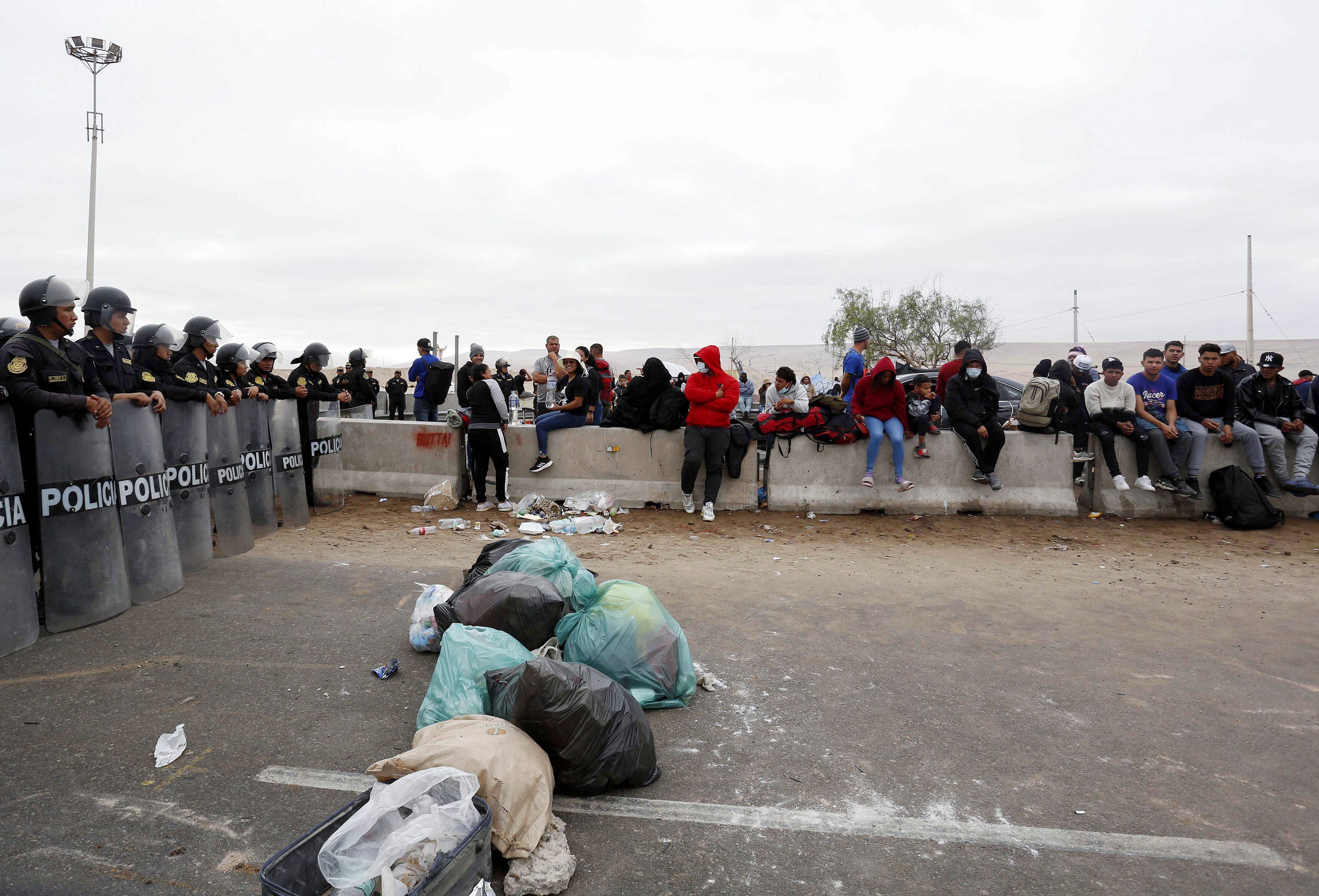 Migrantes indocumentados, mayormente de Venezuela, Colombia y Haiti, estancados en la frontera entre Perú y Chile. 
