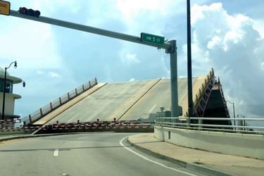 Nadie se lo explica: un hombre quedó colgando de un puente levadizo