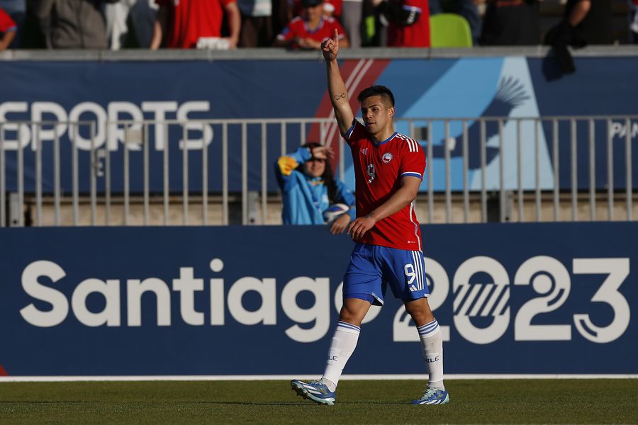 Alexander Aravena celebra su gol contra Uruguay.