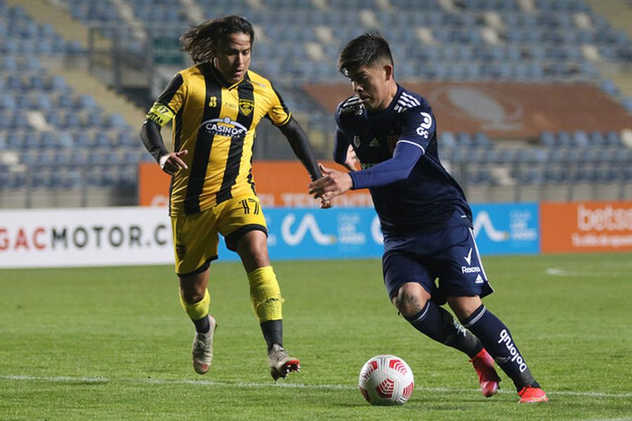 Arturo Sanhueza lucha por el balón en el partido entre la U y Fernández Vial