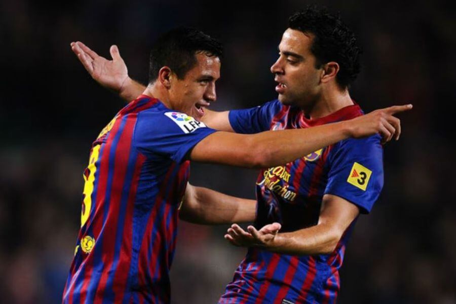 Alexis Sánchez y Xavi Hernández, hoy técnico del Barcelona, compartieron cancha en el club azulgrana.
