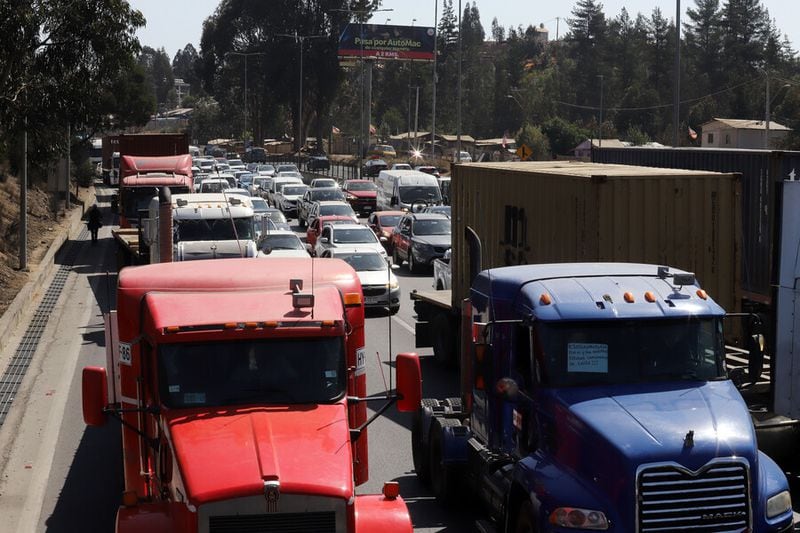 Camioneros de Valparaíso bloquearon parcialmente la Ruta 68 sumándose a protestas de colegas del norte por homicidio de conductor en Antofagasta. Foto: Manuel Lema Olguín / Agencia Uno.