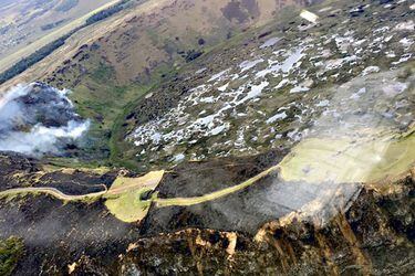 Incendio forestal en el sector del cráter volcánico Rano Kau, Isla de Pascua.