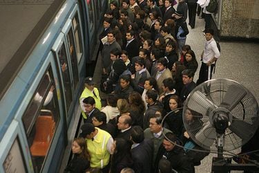 630 mil menos viajes en día laboral que en el peak de 2018: Metro aún está lejos de las cifras prepandemia