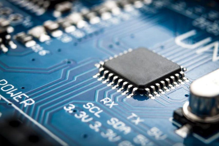 Escasez de chips en el mundo se estaría transformando en una crisis - La Tercera