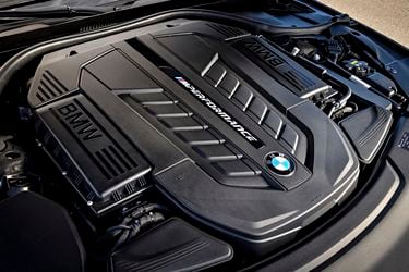 BMW le pone la lápida a los motores V12 con una partida solo para fanáticos