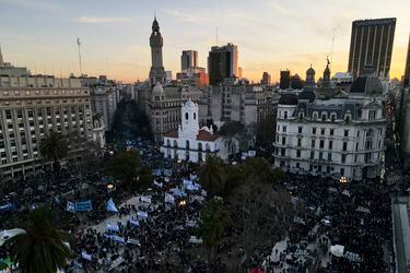 Trabajadores protestan en Argentina por mejores salarios y más ayudas del gobierno ante inflación