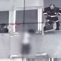 Carabineros rescata a mujer que pretendía lanzarse desde piso 21 en Santiago