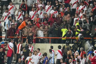 Graves incidentes entre barristas de River Plate y la policía peruana marcaron el duelo ante Sporting Cristal 