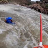 Captan la dramática caída de una mujer en un torrentoso río mientras hacía rafting en Colorado