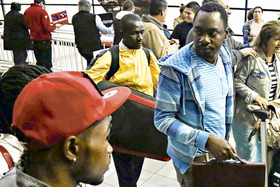 Ciudadanos haitianos en el Aeropuerto Internacional de Santiago.