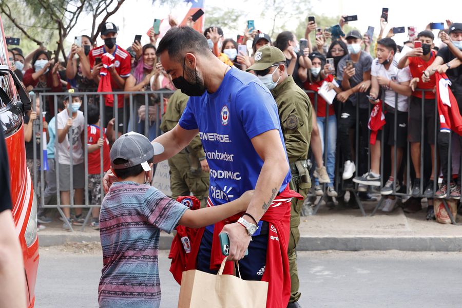 Claudio Bravo saluda a un niño en las afueras del hotel de la Roja