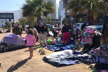 Delegado presidencial autoriza desalojo de migrantes que acampan en playa Cavancha tras solicitud de alcalde de Iquique
