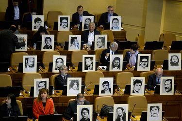 Protesta con fotografías de presos desaparecidos Las Bancada PS PC
