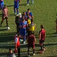 Escándalo en la Copa Argentina: jugador de Chacarita es agredido con una botella y Pipo Gorosito dice que el futbolista la “cabeceó”
