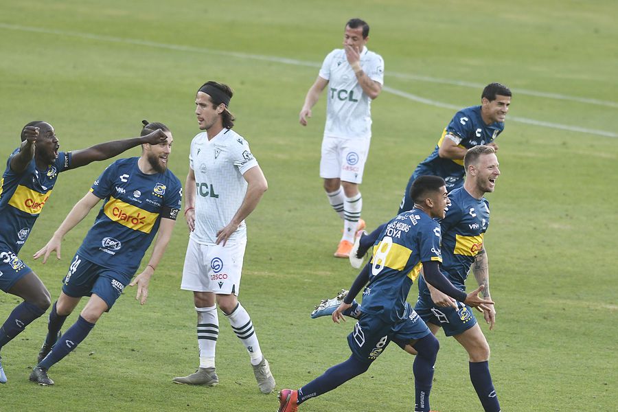 Cristian Menéndez celebra el 1-0 definitivo de Everton ante Santiago Wanderers. FOTO: Agencia Uno.