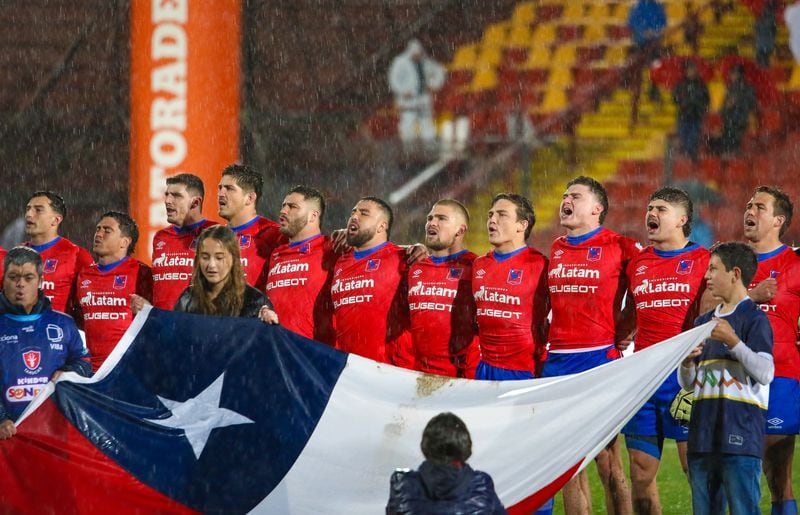 La selección chilena de rugby entona el himno nacional en la previa del duelo ante Estados Unidos.