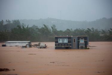 Huracán Fiona azota República Dominicana tras dejar Puerto Rico sin electricidad