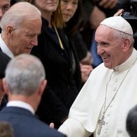 El Papa Francisco y el Presidente Biden se reunirán mientras ambos enfrentan tensiones por el aborto con los obispos de EE.UU.