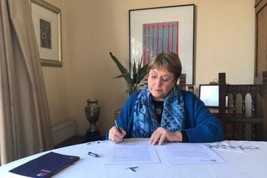 Comandos del Apruebo “en visto”: Bachelet regresa a Suiza sin grabar mensaje para la franja