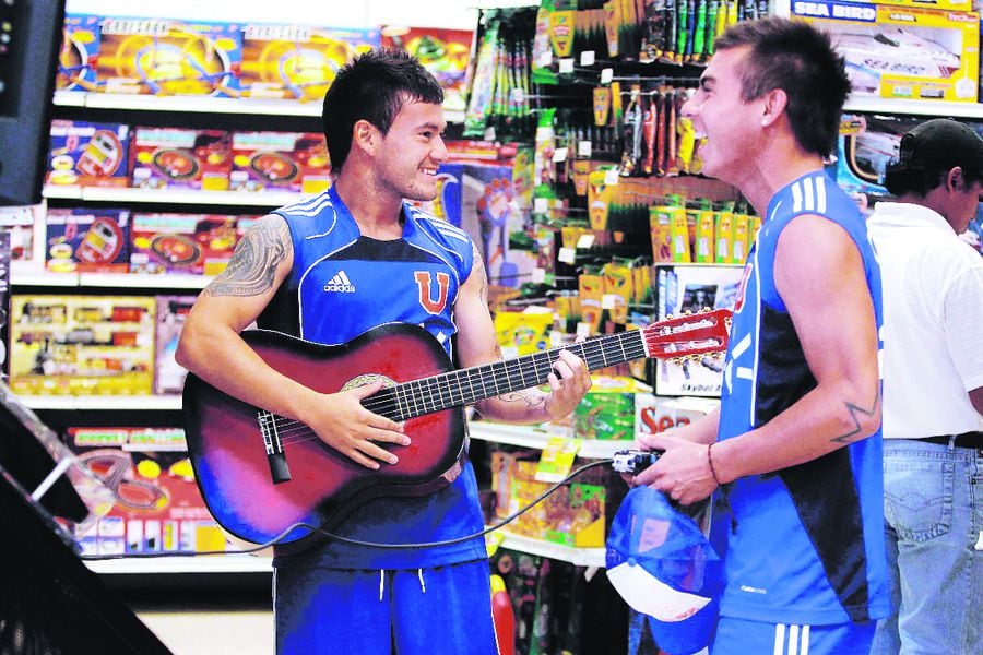 Charles Aránguiz y Eduardo Vargas en Mi Juguetería. Ambos, junto a Osvaldo González, pasaron largos minutos divirtiéndose entre guitarra, Play Station y skate.