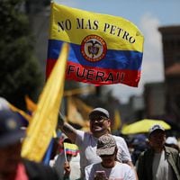 Miles de personas marchan en Colombia para rechazar reformas de Petro