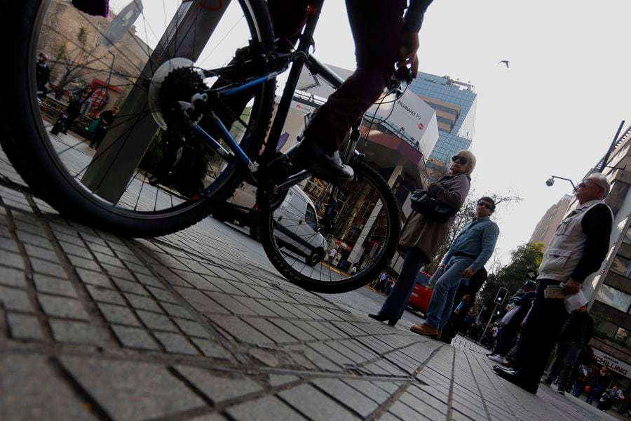 La Ley de Convivencia Vial impide a los ciclistas usar las veredas. Foto: AgenciaUno / referencial