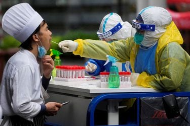 OMS asegura que variante ómicron convierte la respuesta de China en insostenible para frenar pandemia