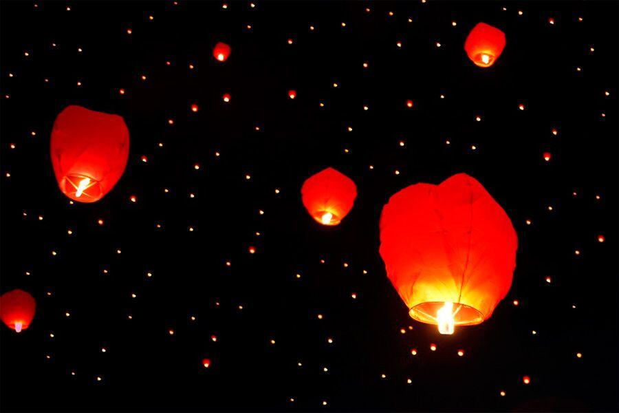 Por qué no se debe celebrar con Globos de los Deseos ni serpentinas