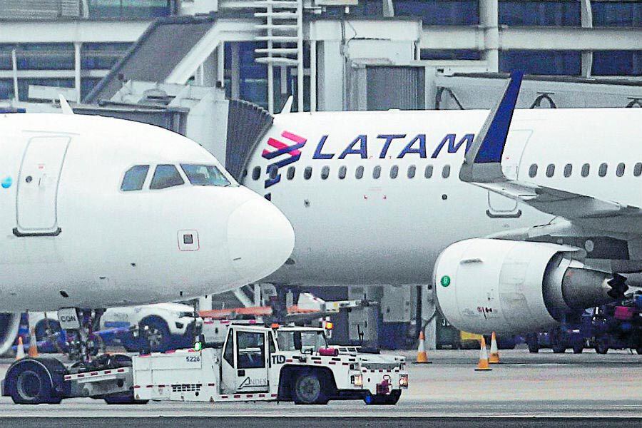 Avión de Latam rumbo a Chile debió aterrizar de emergencia en Argentina tras sufrir daños durante turbulencias
