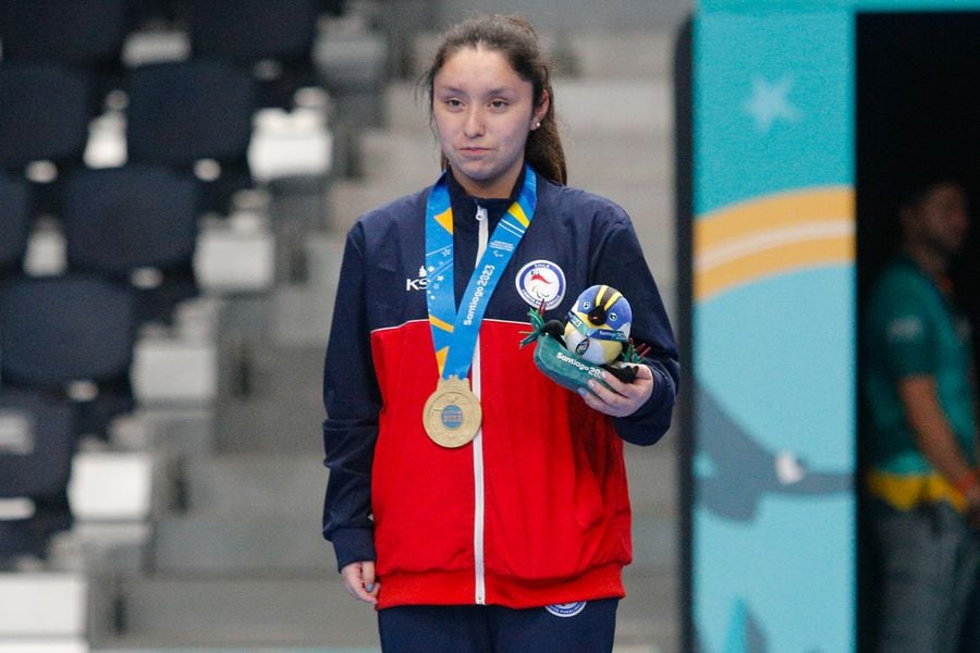 Florencia Pérez recibe la medalla de oro en el Centro de Entrenamiento Olímpico.