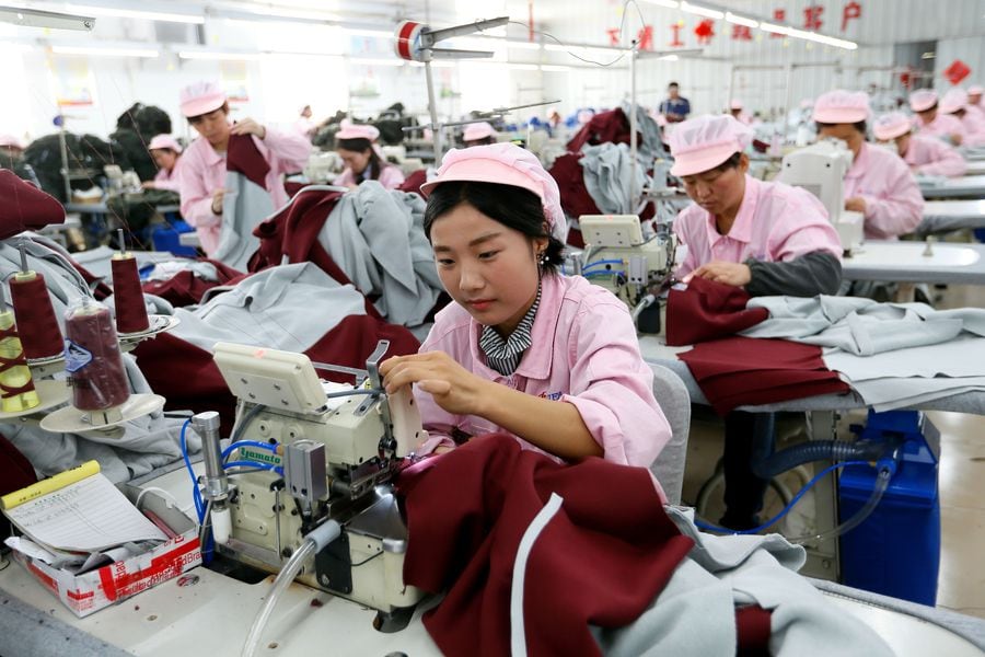 China's manufacturing PMI edges down in April
