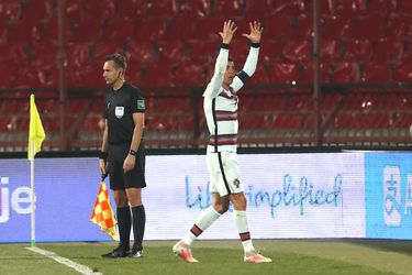Cristiano Ronaldo reclama el gol no sancionado frente a Serbia, por las Eliminatorias a Qatar. Foto: AP.