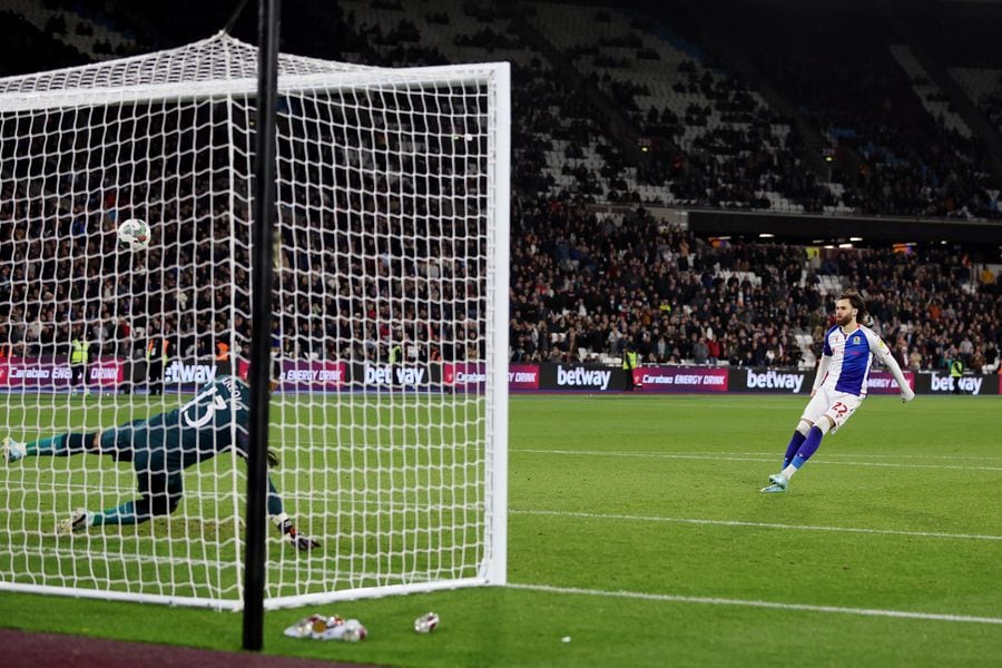 Incorrecto Volver a disparar El cielo Gol y penal: Ben Brereton fue el héroe en la clasificación de Blackburn  Rovers a los octavos de final de la Copa de la Liga inglesa - La Tercera
