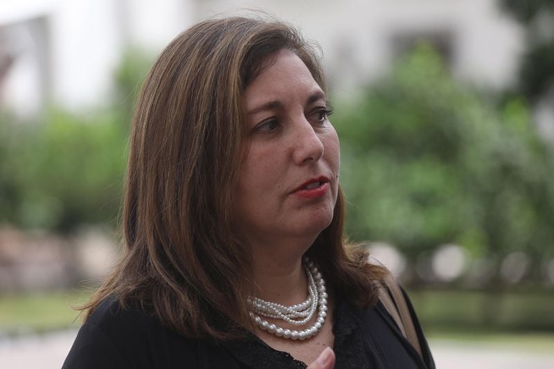 La senadora Paulina Vodanovic, se retira del Palacio de La Moneda.