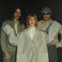 Con traje gigante incluido: escucha la versión de Paramore a Burning down the house de Talking Heads