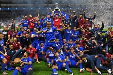 Cruz Azul se proclamó campeón del torneo de Clausura del fútbol mexicano ante el Santos Laguna de Diego Valdés e Ignacio Geraldino.