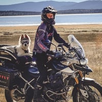 La mujer que recorre el mundo en moto junto a su cachorro