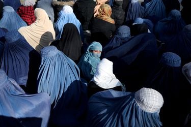 El retorno del burka: el nuevo desafío de los talibanes contra las mujeres afganas